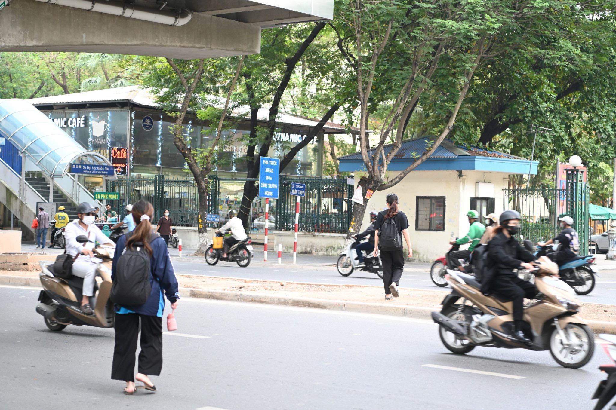 Hình ảnh người đi bộ băng qua đường trên đường Xuân Thuỷ (quận Cầu Giấy, Hà Nội).