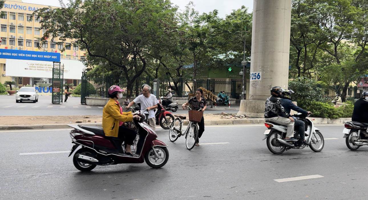 Làm điều trái luật gây nguy hiểm, nhiều bạn trẻ ngỡ ngàng vì bị CSGT Hà Nội xử phạt - 7