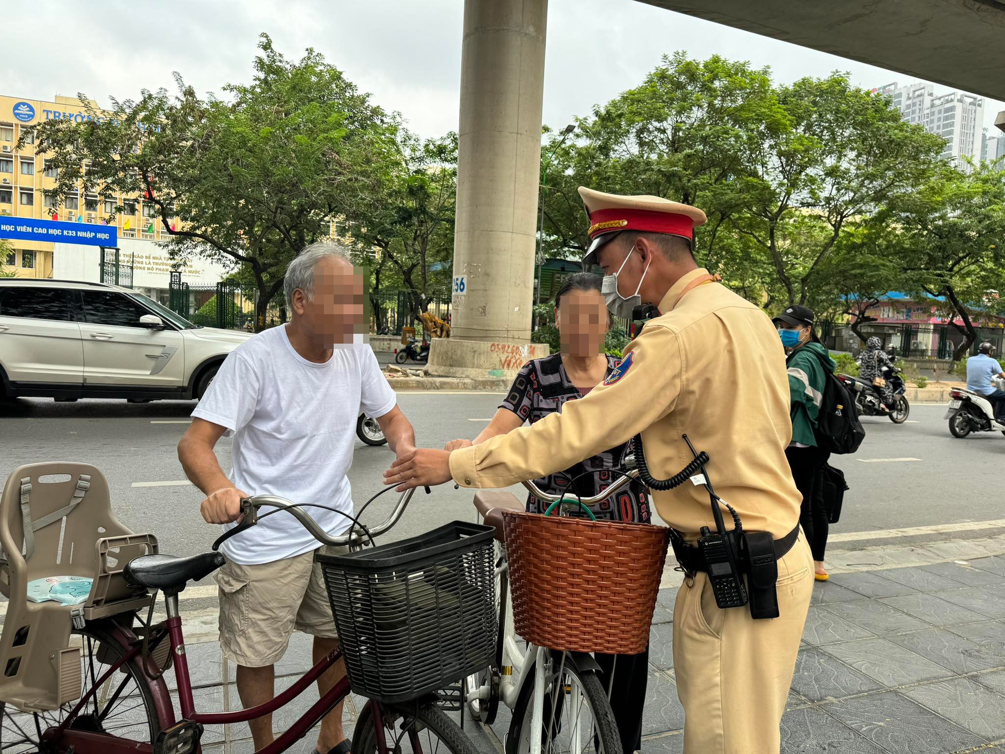 Người dân dắt cả xe đạp băng qua đường không đúng quy định.