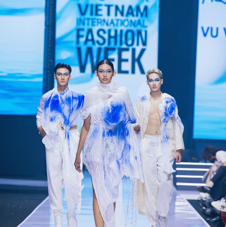 NTK&nbsp;Vũ Việt Hà gây bất ngờ khi “hô biến" trang phục ngay trên sàn catwalk.