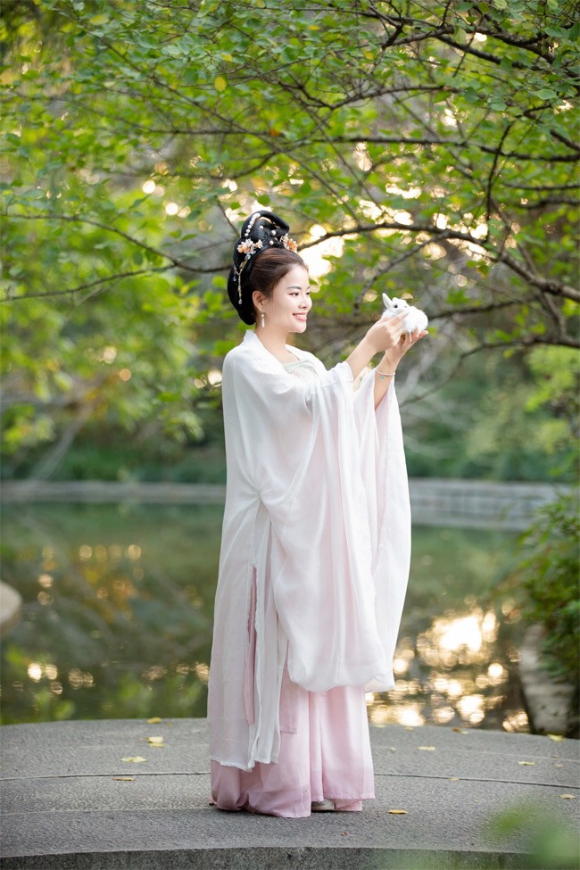 Tina Yuan chọn trang phục đời Tống và đời Đường để ghi lại những khoảnh khắc đáng nhớ tại Tây Hồ, Hàng Châu (Trung Quốc).