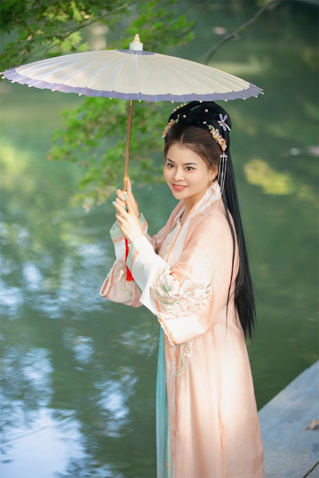 Những năm gần đây, diện cổ phục đã và đang trở thành xu hướng của người trẻ - cả ở Việt Nam, Trung Quốc, Hàn Quốc