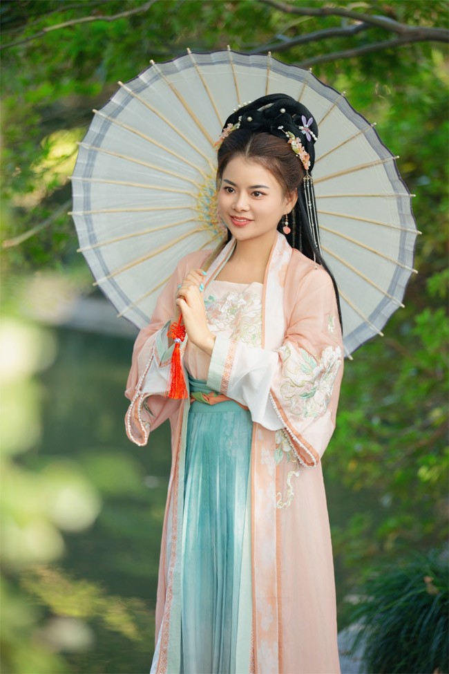 Nữ văn sĩ Tina Yuan khoe vẻ dịu dàng với đồ cổ trang tại Hàng Châu - 4