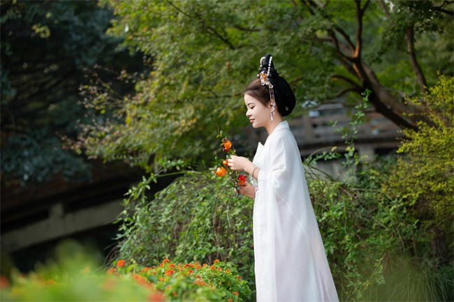 Nét đẹp trong trẻo của Tina khi diện cổ phục nhận được nhiều lời khen.