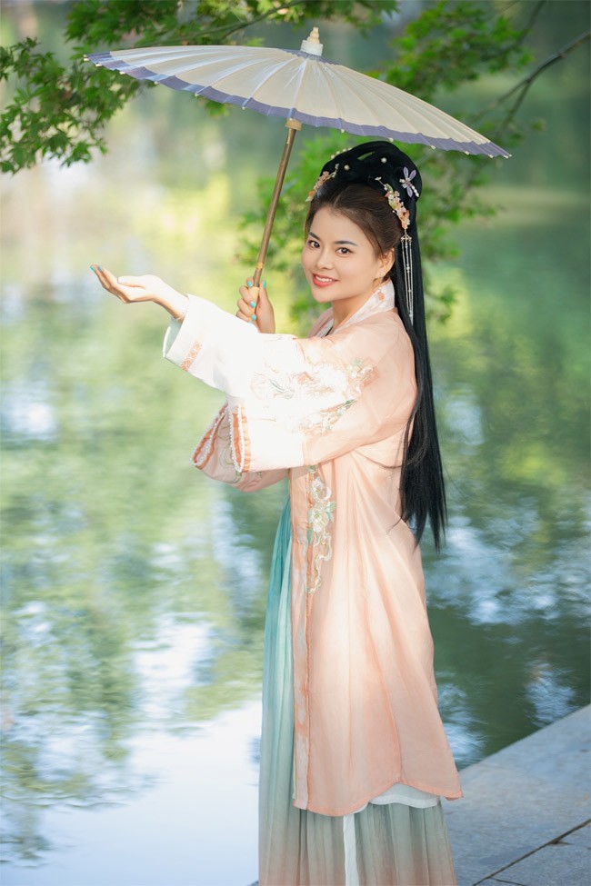 Nữ văn sĩ Tina Yuan khoe vẻ dịu dàng với đồ cổ trang tại Hàng Châu - 6