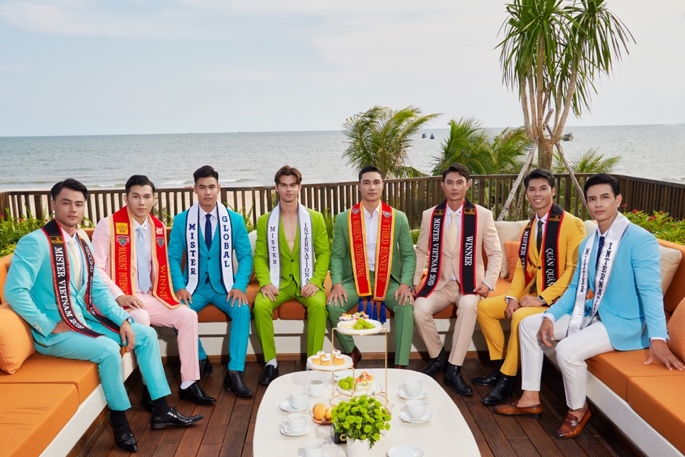Phải sang, Mister International 2018 - Trịnh Bảo, Mister Vietnam - Phạm Đình Lĩnh, Mister Vietnam - Phạm Minh Quyền, 3rd Runner Up Manhunt International 2022 - Trần Mạnh Kiên, Mister International 2023 – Kim Goodburn, Mister Global 2021 – Danh Chiếu Linh, Manhunt Interational 2017 - Trương Ngọc Tình, Á quân 2 Mister Vietnam - Lê Hữu Đạt. Ảnh Snails Nguyễn Dương, trang phục vest Dezi – NTK Tú Đỗ