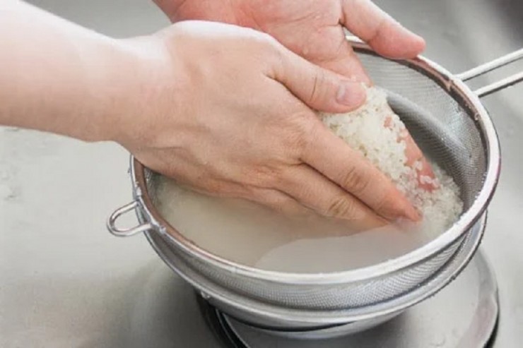 Vo gạo giúp loại bỏ một số tạp chất và bụi bẩn có trong gạo. Ảnh minh họa.