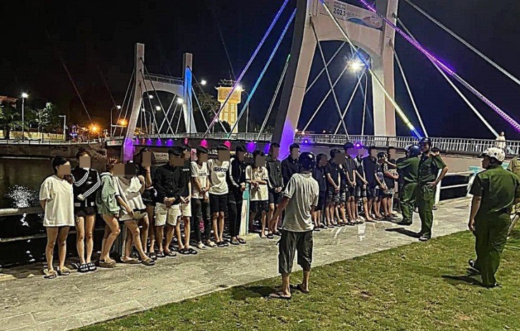 Nhóm thanh thiếu niên tham gia vụ hỗn chiến cạnh sông Cà Ty. Ảnh PTN.