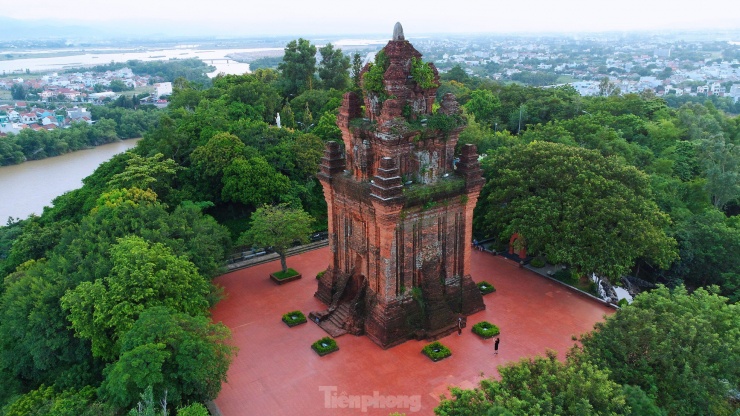 Tháp Nhạn, một tháp cổ Champa, nằm trên núi Nhạn thuộc trung tâm thành phố Tuy Hòa, Phú Yên và nằm ở bờ bắc sông Chùa, một phụ lưu của sông Đà Rằng.