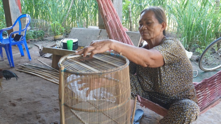Bà Lê Thị Bảy ở xã Phước Hưng (An Phú, An Giang) đang làm lọp cá linh.