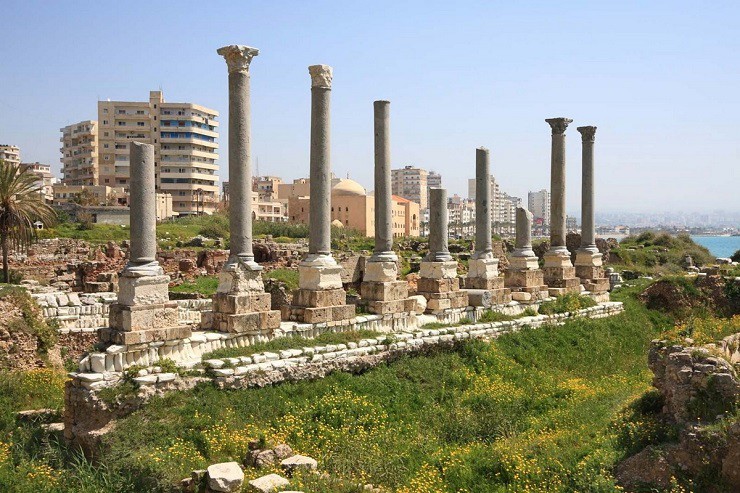Nằm trên một bán đảo nhô ra Địa Trung Hải ở miền Nam Lebanon, thành phố cổ Tyre là dấu tích cho một thời hoàng kim của đế chế thương mại Phoenicia thời cổ đại. Ảnh: Britannica.

