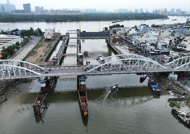 Cống Tân Thuận (quận 7) được lắp đặt tại khu vực kênh Tẻ, giao với sông Sài Gòn của dự án chống ngập 10.000 tỷ ở TPHCM đã đạt 93% khối lượng