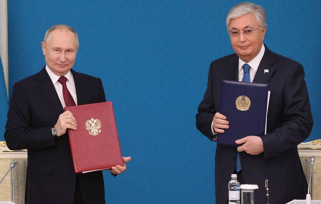 Tổng thống Nga Vladimir Putin và Tổng thống Kazakhstan - Kassym-Jomart Tokayev. Ảnh: Tass
