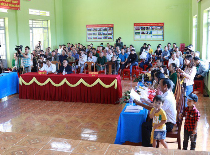 Đông đảo người dân tới theo dõi buổi xin lỗi công khai vợ chồng ông Võ
