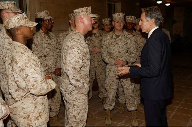 Ngoại trưởng Mỹ Antony Blinken gặp đại diện lực lượng Mỹ ở Iraq ngày 5/11. (Ảnh: Reuters)