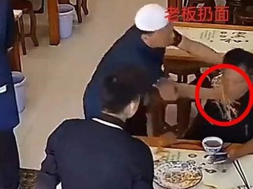 Chủ quán có hành động ném đĩa mỳ vào mặt khách và màn "bẻ lái" dư luận gây tranh cãi - 2