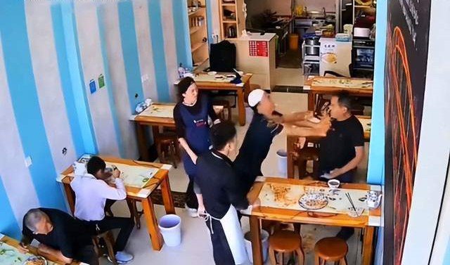 Hành động úp đĩa mỳ vào mặt thực khách. Ảnh: 163.com
