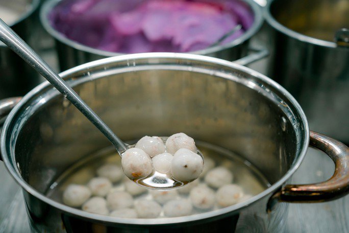 Chè bột lọc bọc heo quay