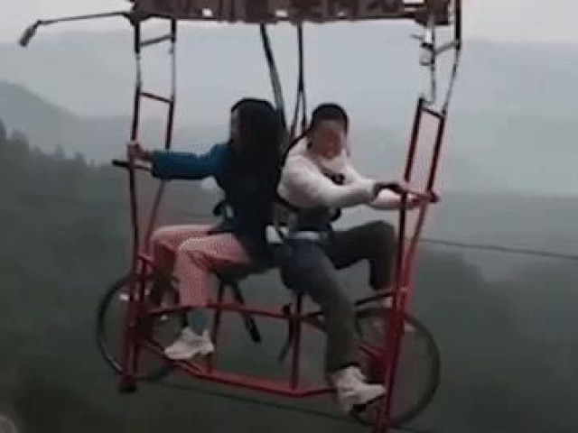 'Dựng tóc gáy' với trò đạp xe ở độ cao 300m ở Trung Quốc