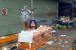 Pháp luật - Con hụi mang quan tài đến nhà chủ hụi đốt nhang, rải tiền vàng mã