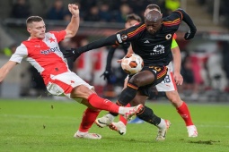 Bóng đá - Lukaku "tàng hình" trận Roma của Mourinho thua sốc, mất ngôi đầu ở Europa League