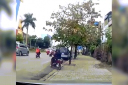 Xe máy - Xe đạp - Clip: Sang đường "như một vị thần" va chạm người phụ nữ cùng chiều