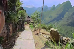 Xe máy - Xe đạp - Clip: "Sởn gai ốc" xe máy xuống núi và cuộc hội thoại "đi vào lòng đất"