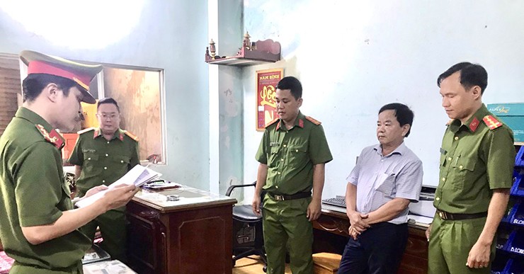 Công an đọc lệnh bắt tạm giam Nguyễn Văn Phương (Ảnh: Công an cung cấp)