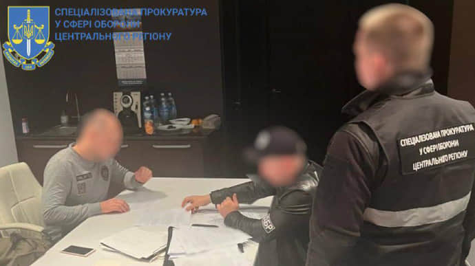 Người tặng lựu đạn cho ông Gennady Chastyakov đến trình diện cơ quan điều tra Ukraine.