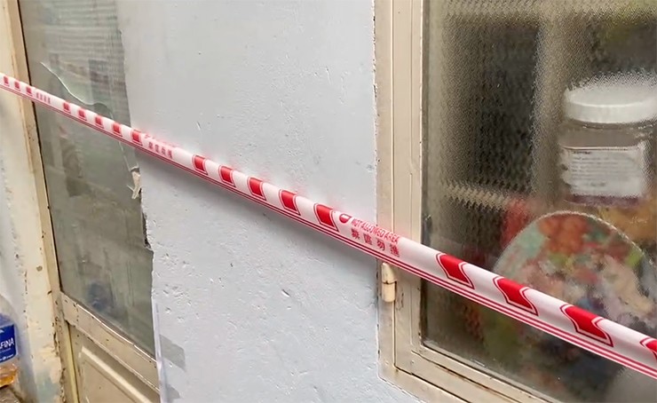 Căn phòng trọ đang được cơ quan chức năng niêm phong bên ngoài
