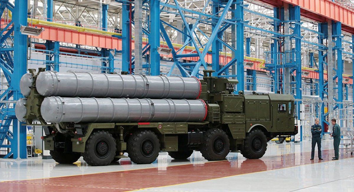 Xe phóng tên lửa phòng không S-400 của Nga.