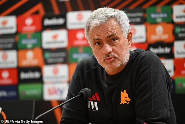 HLV&nbsp;Mourinho&nbsp;tức giận sau trận Roma thua sốc&nbsp;Slavia Praha