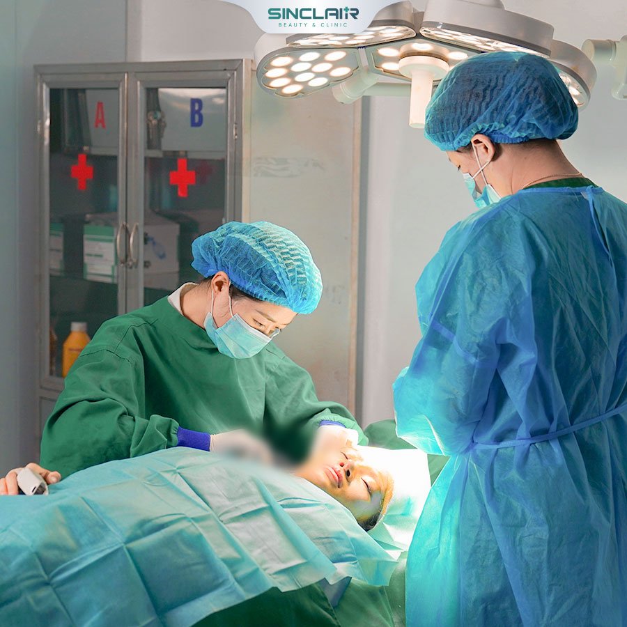 Căng da nội soi Smas thực hiện tại phòng vô khuẩn chuẩn y khoa của Sinclair.