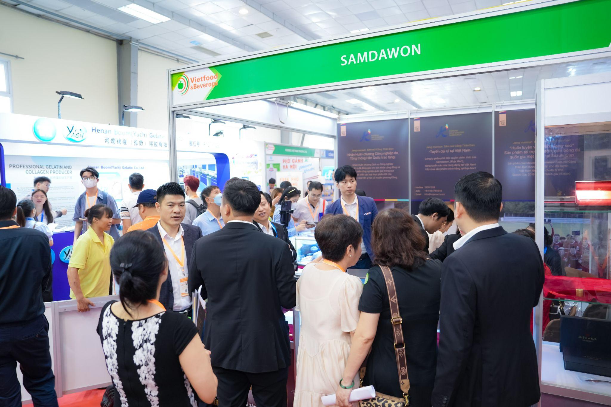 Hàng trăm khách hàng ghé thăm gian hàng triển lãm Samdawon