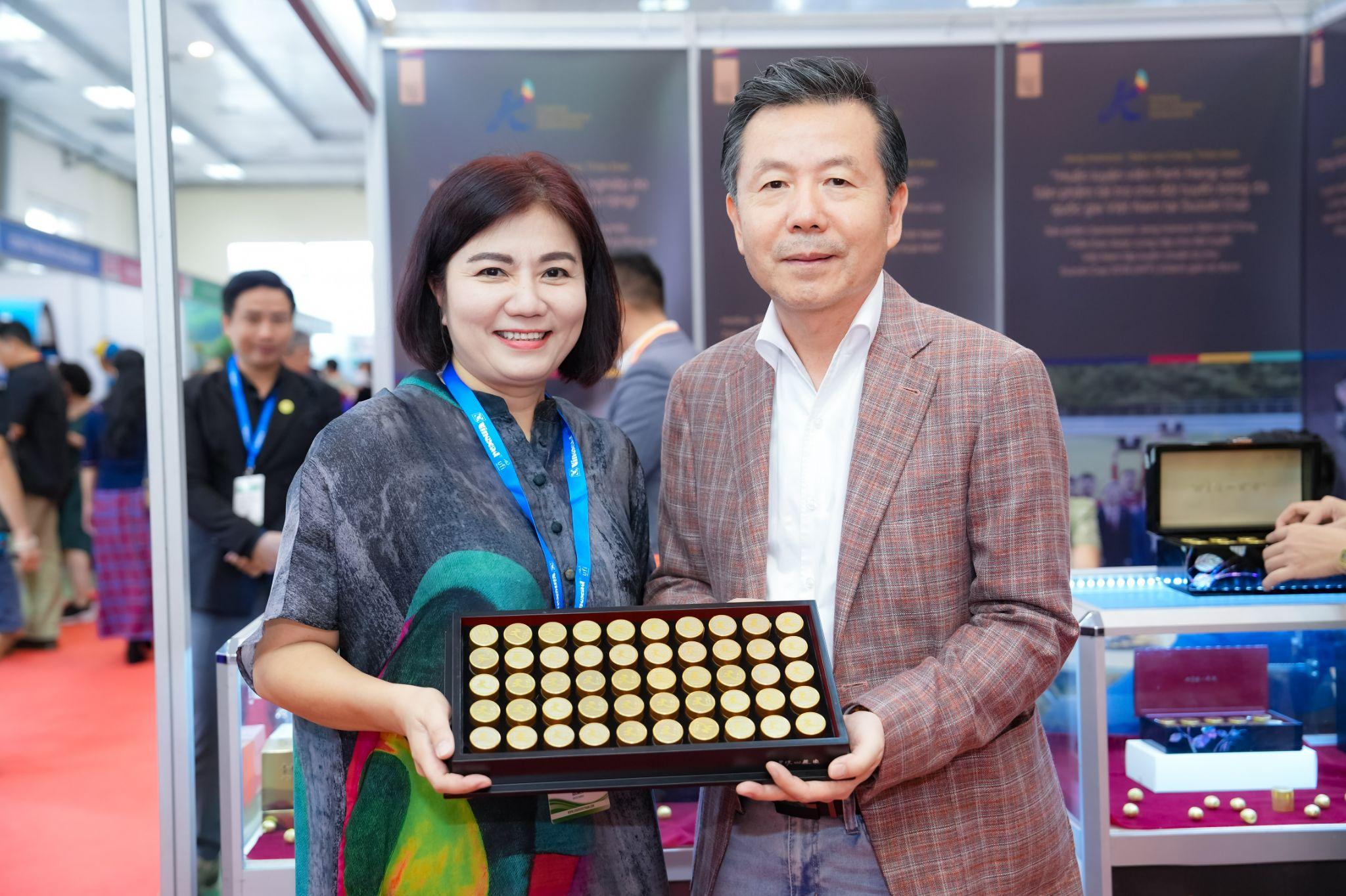 Chủ tịch Samdawon (bên phải) chụp ảnh lưu niệm cùng khách hàng