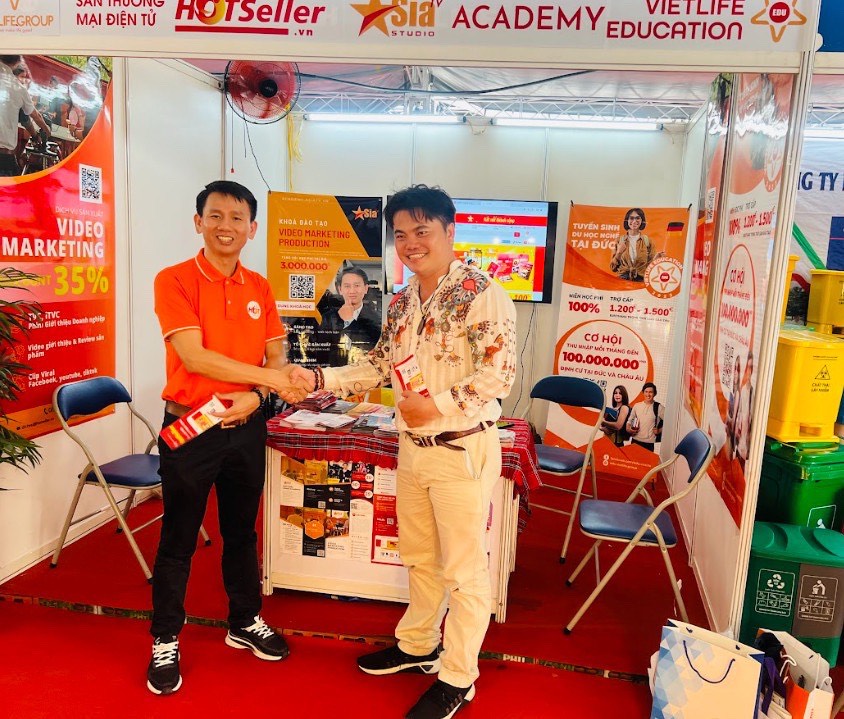 Lãnh đạo Hotseller chụp hình cùng Tiến Sỹ Phan Vĩnh Phúc.