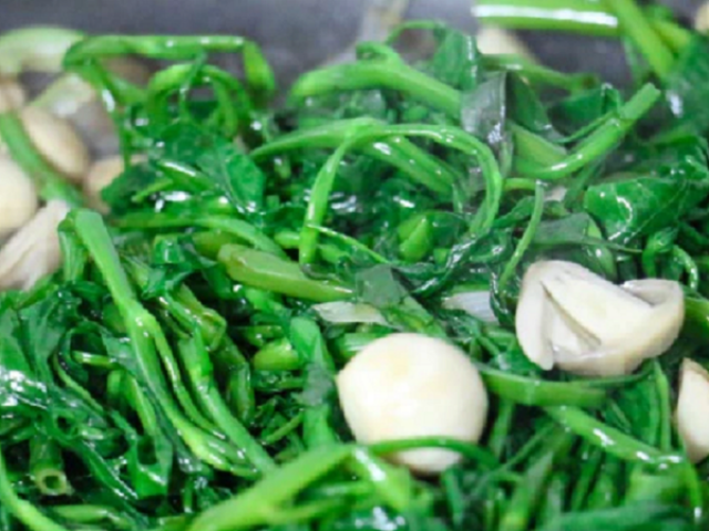 Ẩm thực - Loại rau ví như "lộc trời" ở Việt Nam rẻ bèo, sang "trời Tây" 50.000 đồng được vài cọng