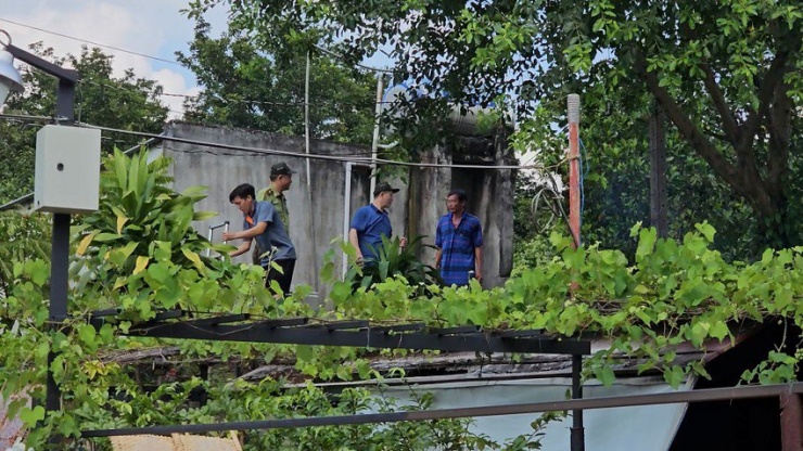 Trong ngày 11-11, lực lượng Kiểm lâm TP.HCM đã đến địa bàn huyện Hóc Môn để mật phục, bắt con khỉ về cứu hộ. Ảnh: NT