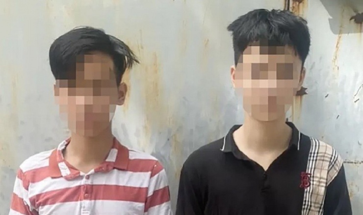 Hai nghi can bị công an bắt giữ. Ảnh: P.H