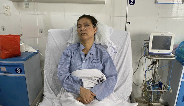 Bà Lê Thị Sơn được điều trị tại bệnh viện.