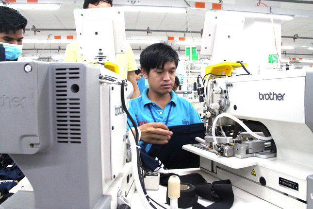 Công nhân sản xuất trong nhà máy ở Bình Dương (ảnh: H.C).