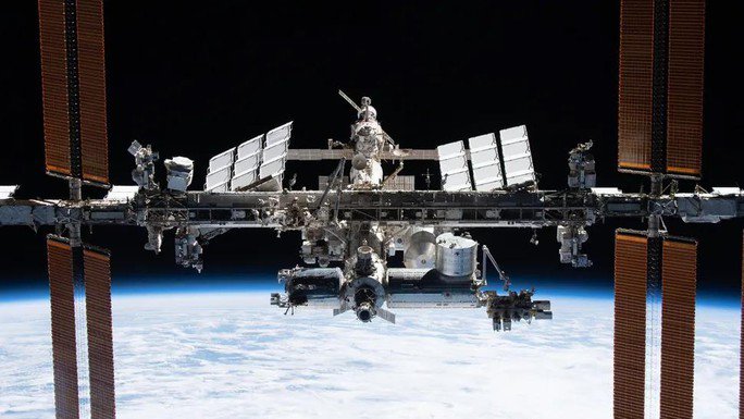 Trạm Vũ trụ quốc tế ISS hiện bay ở quỹ đạo tối thiểu lên tới 419,1 km sau khi được tàu Nga đẩy đi 2 lần liên tiếp trong ngày 10-11 - Ảnh: NASA/ESA