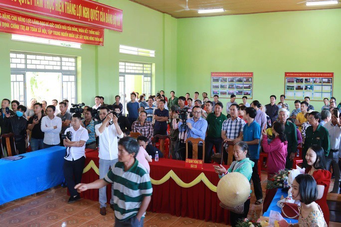 Người dân theo dõi buổi xin lỗi công khai vợ chồng ông Võ