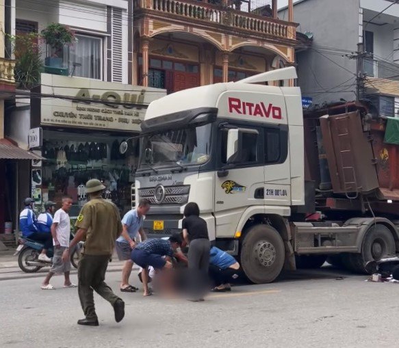 Va chạm liên hoàn trên Quốc lộ, 1 nữ hiệu phó trường liên cấp tử vong thương tâm- Ảnh 2.