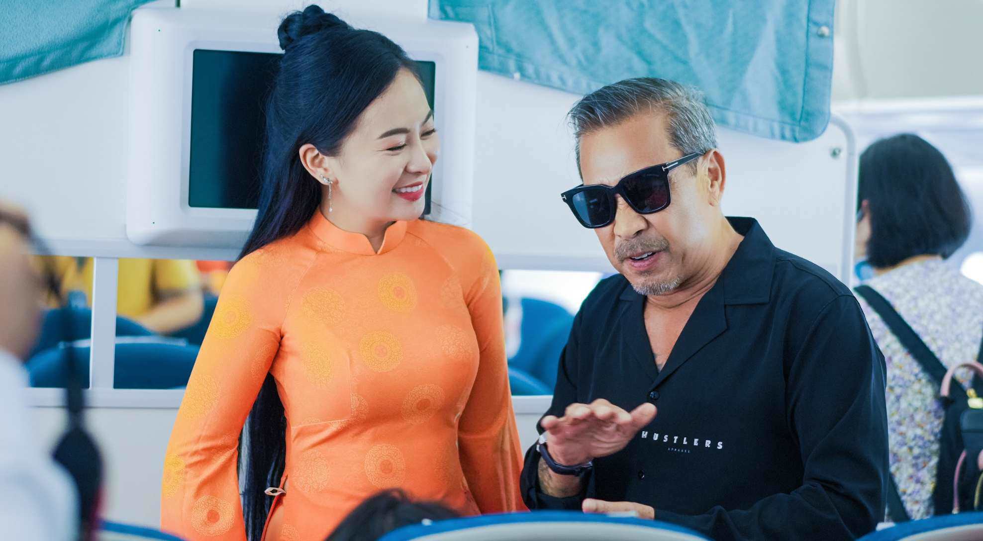 Dàn tiếp viên hàng không xinh như hoa, diễn thời trang trên độ cao hơn 10.000m - 7