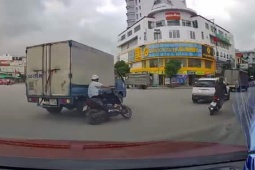 Tin tức trong ngày - Clip: Xe tải tạt đầu, gây họa cho tài xế xe máy điện rồi chạy "mất hút"