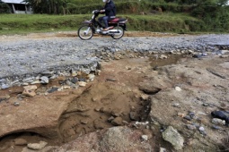 Tin tức trong ngày - Tuyến đường huyết mạch miền núi Hà Tĩnh "nát như tương"