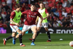 Bóng đá - Maguire & Lindelof đá chính trận MU - Luton, Ten Hag lý giải Varane dự bị