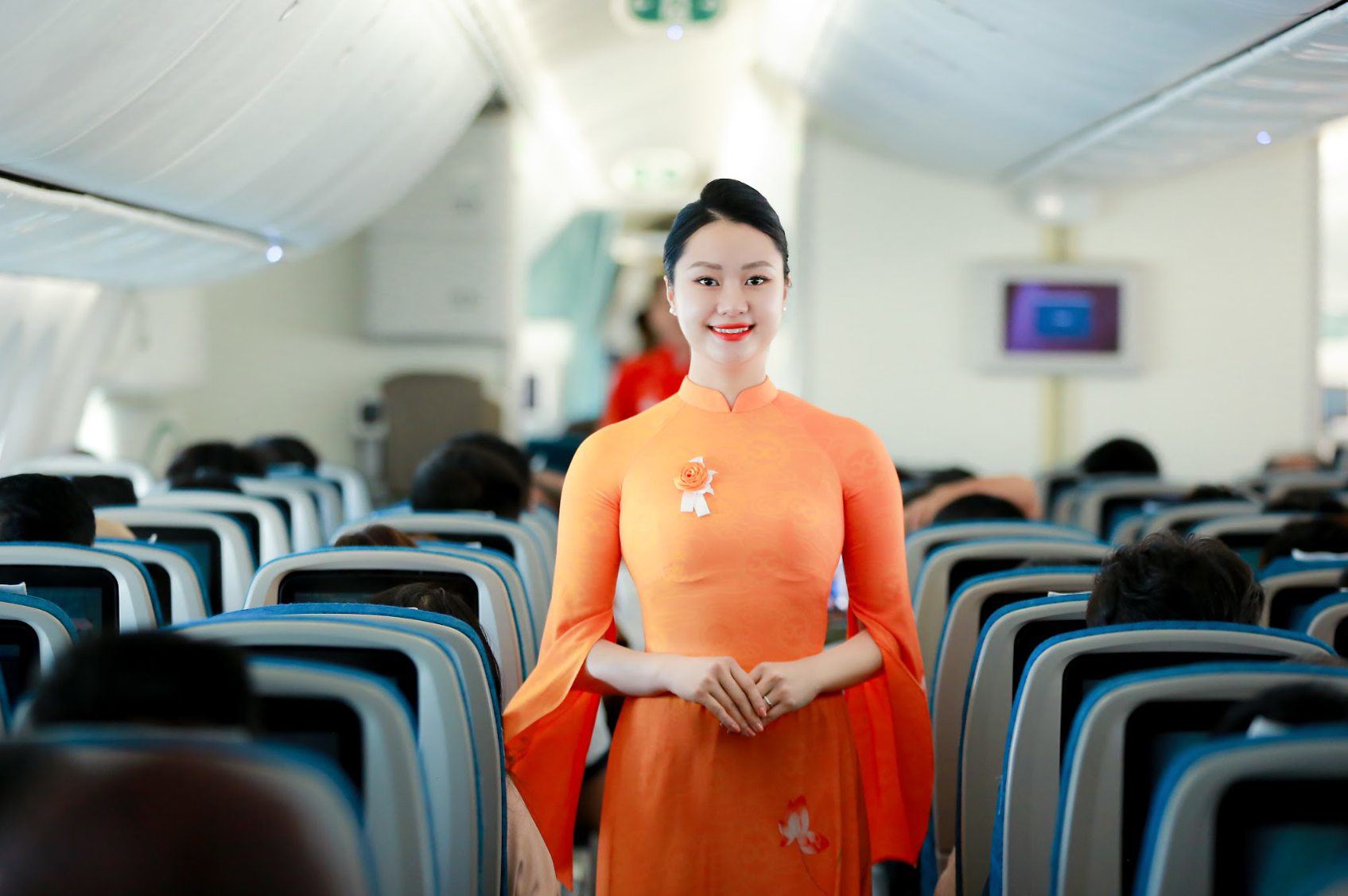 Dàn tiếp viên hàng không xinh như hoa, diễn thời trang trên độ cao hơn 10.000m - 5