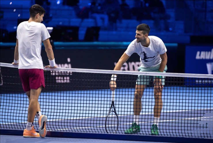 Djokovic (phải) giao lưu với Alcaraz (trái) tại Italia
